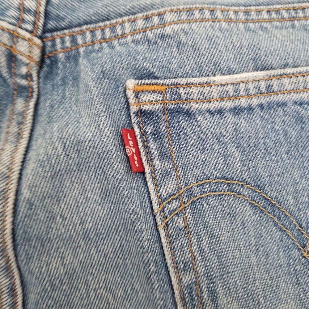 Levis 501 T Size 28 Tapered Leg Jeans Button Fly Distressed Medium Wash - Picture 5 of 10